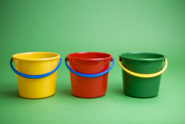 yellow, red, and green income distribution buckets
